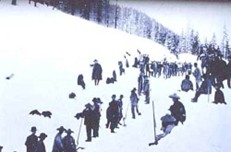 在雪地中工作的华工