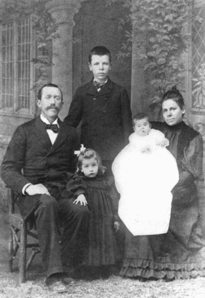 赛兆祥、卡罗琳和活下来的三个孩子,2岁的赛珍珠和刚出生的Clyde,1895年上海